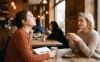 persona mira hacia el techo durante una conversación
