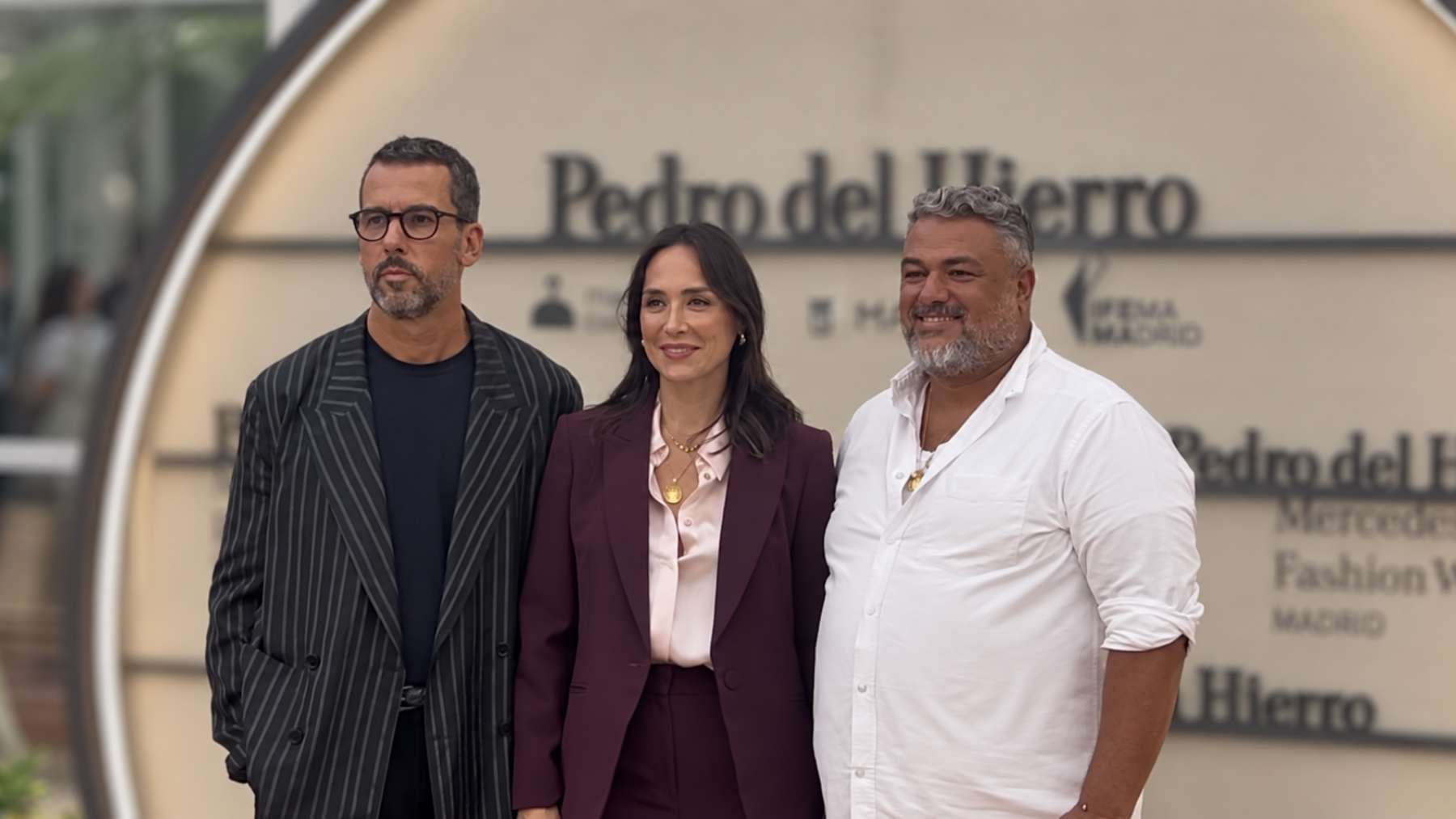 Los diseñadores junto a Tamara Falcó. (Foto: COOL)