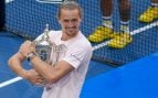Alexander Zverev con el trofeo del US Open (Foto: EFE).