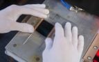 Célula solar manipulada en laboratorio durante pruebas de conexión sin soldadura