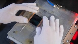 Célula solar manipulada en laboratorio durante pruebas de conexión sin soldadura