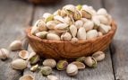 Bol lleno de pistachos.