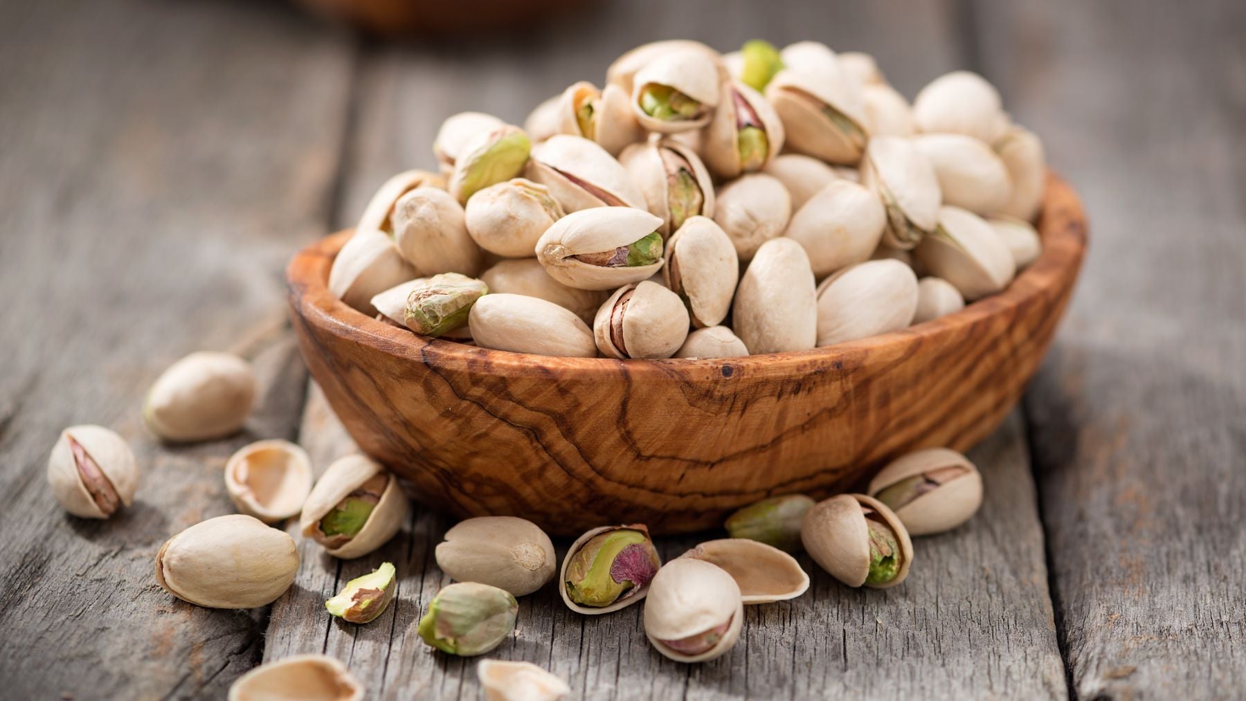 Bol lleno de pistachos.