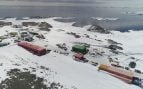 Vista aérea de la estación antártica australiana de Casey, con sus edificios de colores sobre la nieve junto al mar