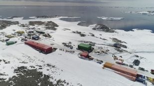 Vista aérea de la estación antártica australiana de Casey, con sus edificios de colores sobre la nieve junto al mar
