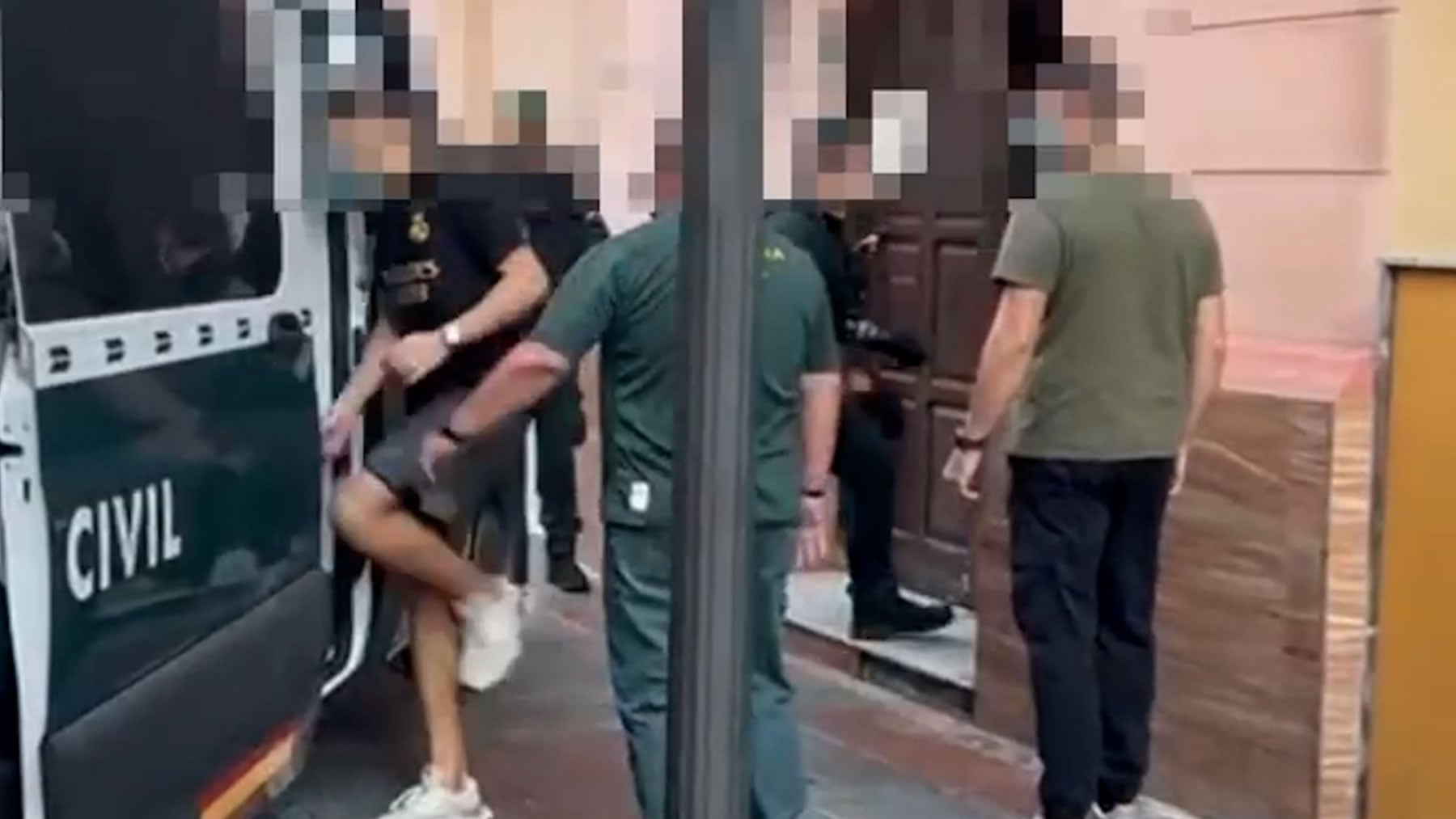 Dos detenidos en Ceuta por esconder a 25 invasores en su edificio: les cobraban 900 euros al mes por vivir en el garaje