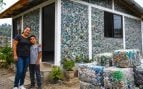 Compró un terreno con los ahorros de toda su vida; 9 años después construyeron una casa con 850 bloques de plástico reciclado