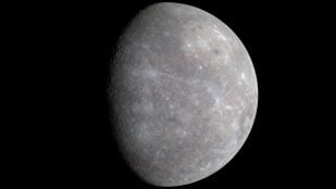 Imagen a color de Mercurio, obtenida durante el primer sobrevuelo de la sonda MESSENGER (2008). Fuente: NASA / Laboratorio de Física Aplicada de la Universidad Johns Hopkins / Instituto Carnegie de Washington (dominio público).
