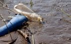 Residuos de plástico abandonados en la orilla de un río. Foto: Magnific.