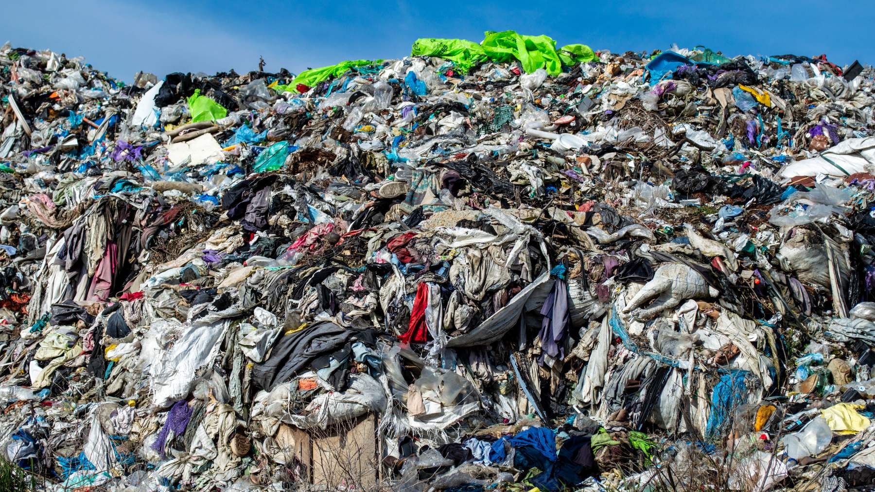Montañas de ropa en un vertedero.
