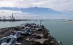 Cazas en la cubierta del portaaviones USS Abraham Lincoln a su llegada al puerto de Laem Chabang, en Tailandia