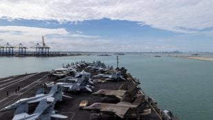 Cazas en la cubierta del portaaviones USS Abraham Lincoln a su llegada al puerto de Laem Chabang, en Tailandia