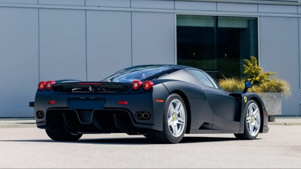 sothebys subasta enzo ferrari negro mate
