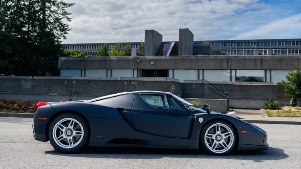 sothebys subasta enzo ferrari negro mate