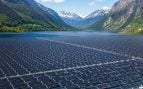 Paneles solares en un lago