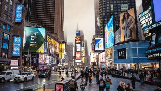 Anuncios publicitarios masivos en Times Square, Nueva York.