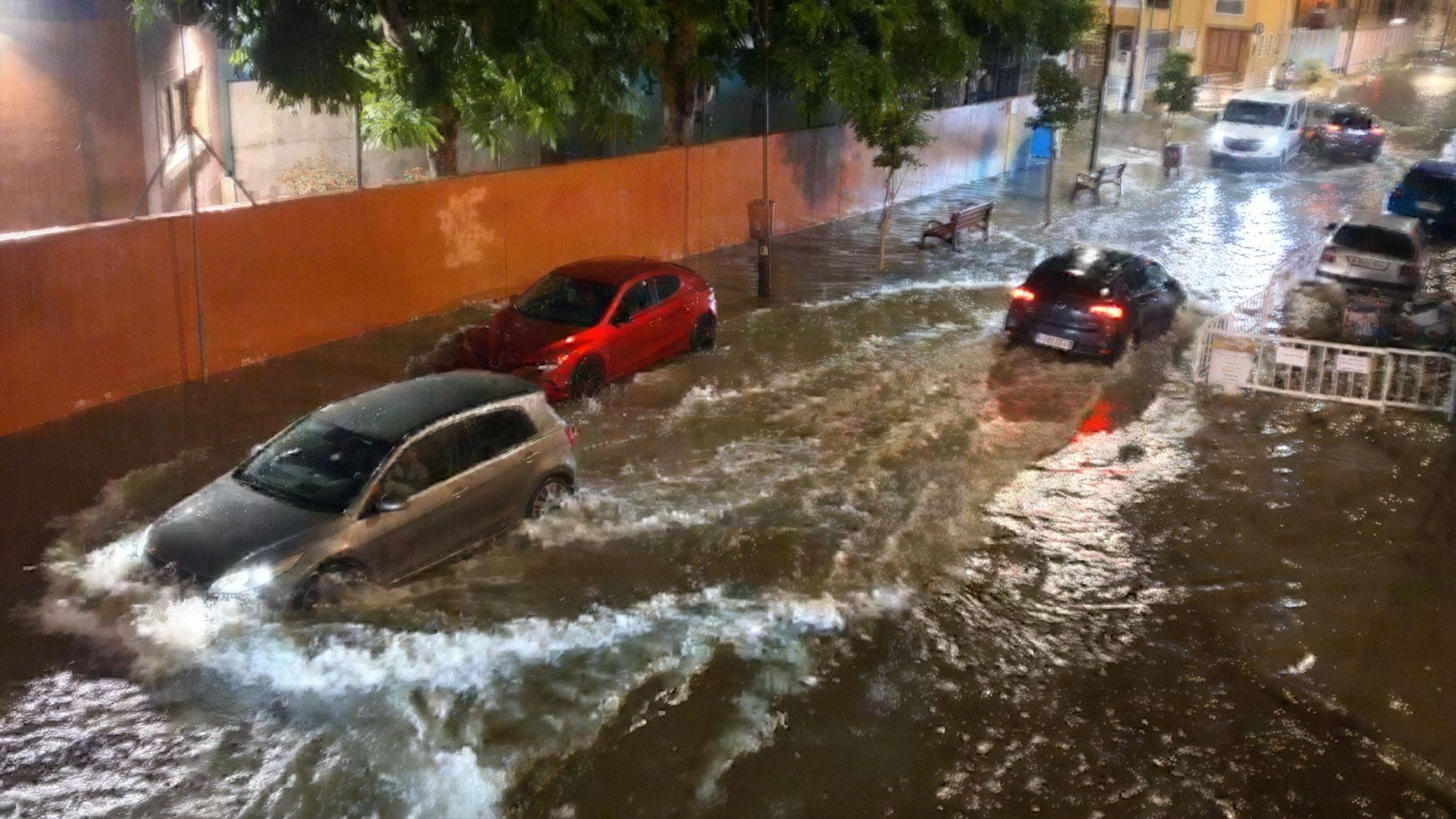 Valencia bajo el agua: las imágenes más impactantes de un metro inundado y calles convertidas en riadas