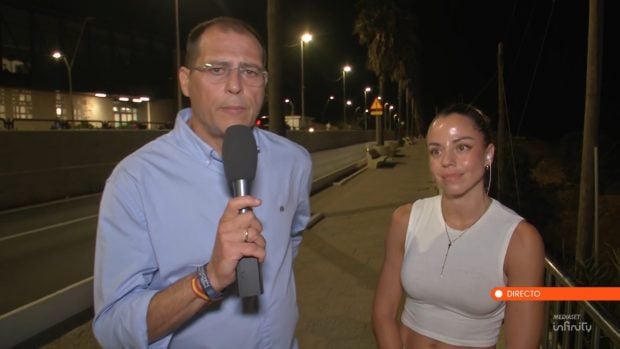 Antonio Gómez, reportero de Horizonte, junto a Verónica, una vecina de Ceuta (Mediaset).
