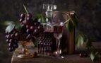 Bodegón de vino y uvas. Foto: Magnific