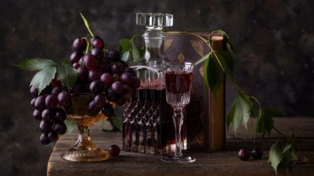 Bodeg&oacute;n de vino y uvas. Foto: Magnific