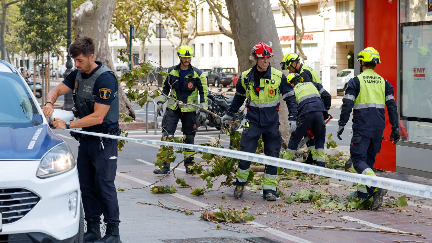 Valencia amanece con calles totalmente inundadas y el barranco del Poyo en peligro de desborde tras una noche de fuertes lluvias