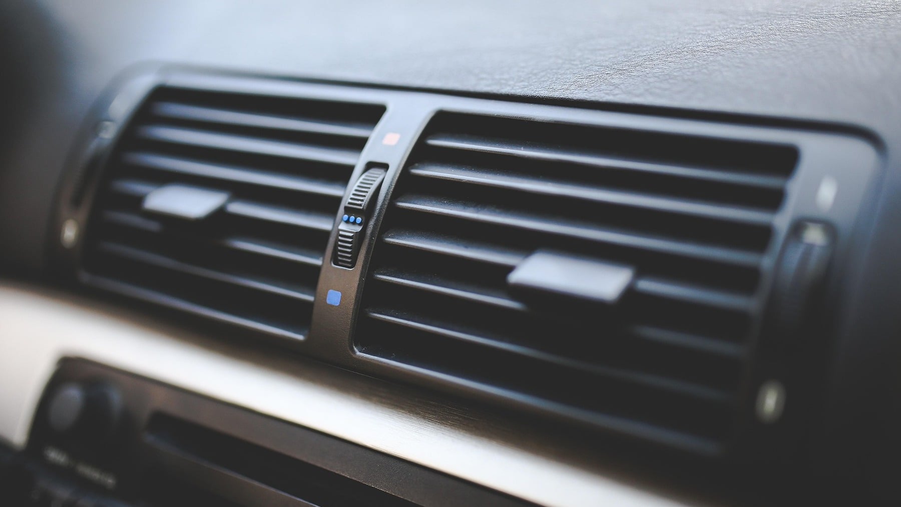 Aire acondicionado en el coche. Imagen de Karolina Grabowska en Pixabay.