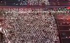 Miles de coches atascados de noche en el peaje de una autopista china con decenas de carriles