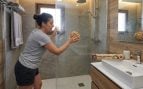 Las expertas en limpieza coinciden: «El papel de horno es infalible para dejar brillantes los grifos y eliminar la cal de la mampara del baño»