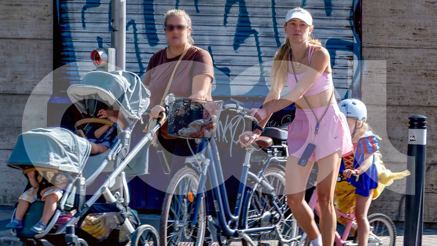 Amber Heard con sus hijos en Madrid. (Foto: COOL)