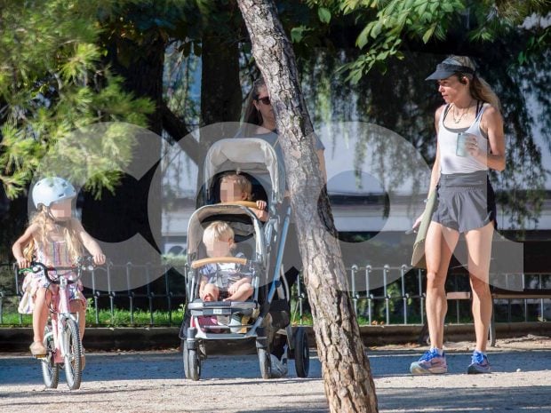 Amber Heard con sus hijos en Madrid. (Foto: COOL)