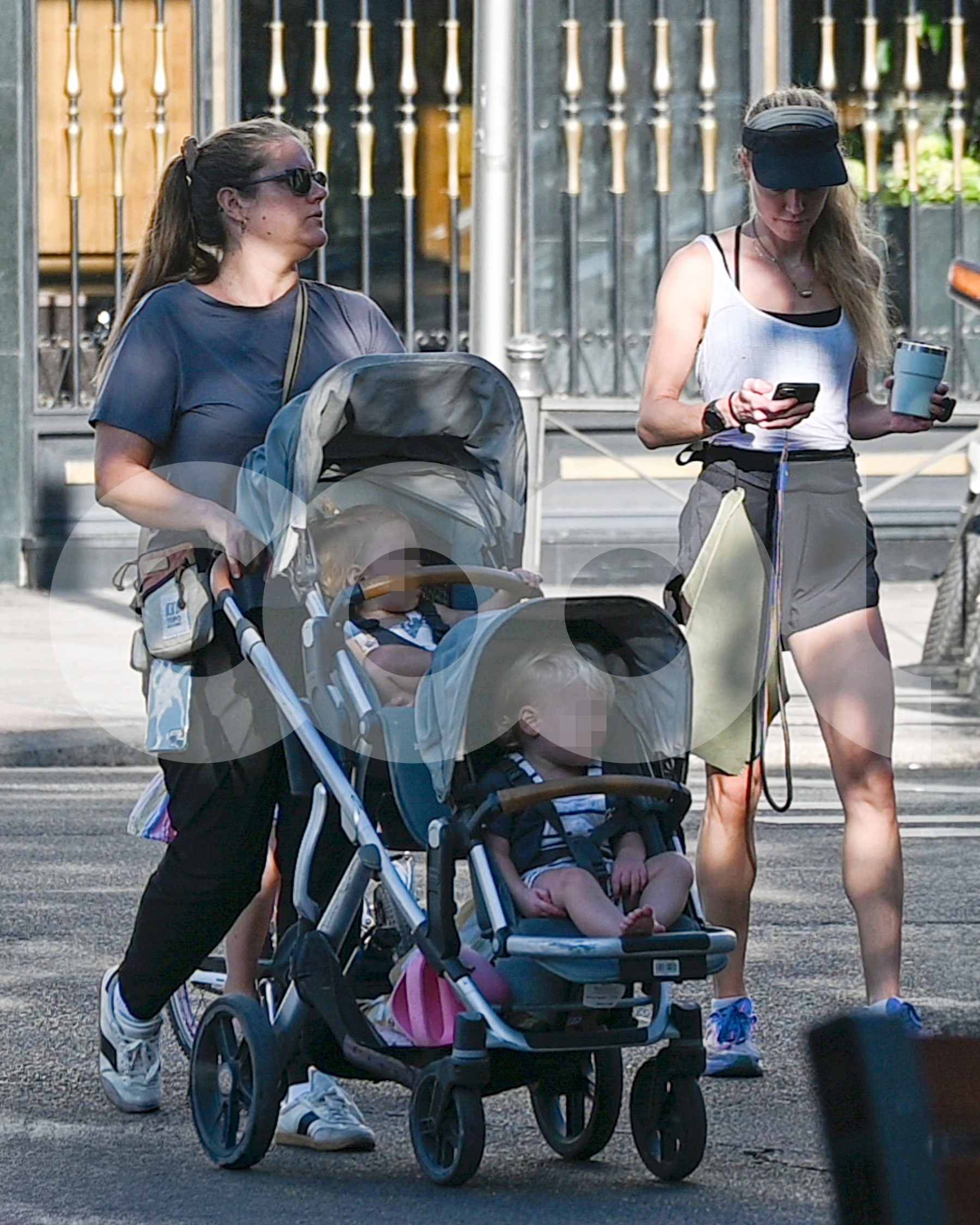 Amber Heard con sus hijos en Madrid. (Foto: COOL)