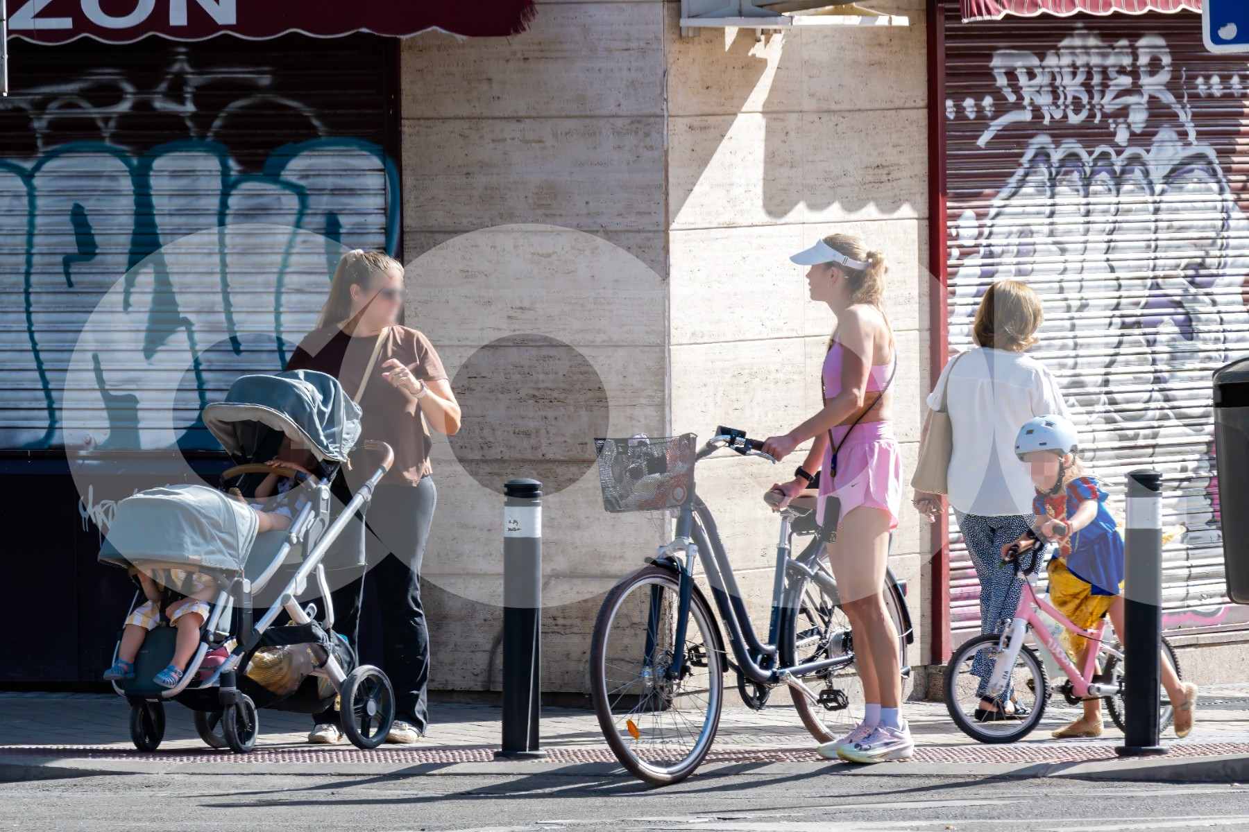 Amber Heard con sus hijos en Madrid. (Foto: COOL)