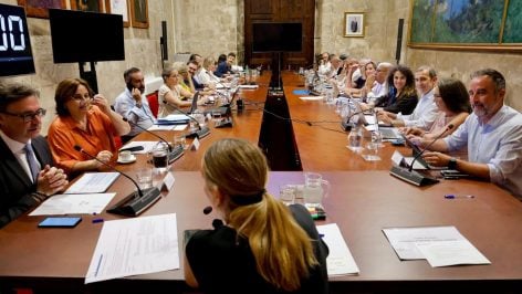 La presidenta del Govern balear, Marga Prohens, pasando revista a sus altos cargos en el Consolat.