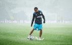 Johaneko Louis-Jean entrenando con lluvias torrenciales en el Levante-Athletic