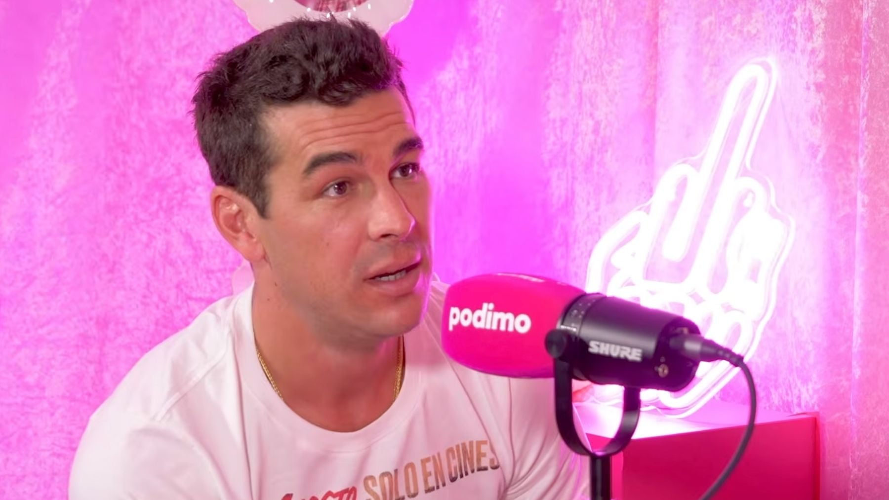 Mario Casas en ‘Malas personas’. (Podimo / YouTube)