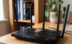 Los expertos instan a poner una moneda encima del router de WiFi: por qué lo piden y para qué sirve