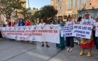 Mónica García huye por la puerta de atrás y se esconde en un coche de sus escoltas para evitar los insultos en Ceuta