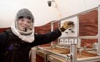 Una tripulante de la misión CHAPEA de la NASA con casco realiza una salida simulada dentro del hábitat que imita Marte