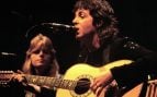 Paul McCartney y Linda McCartney, durante una actuación con Wings en 1976. (Foto: Jim Summaria / Wikimedia Commons, CC BY-SA 3.0)