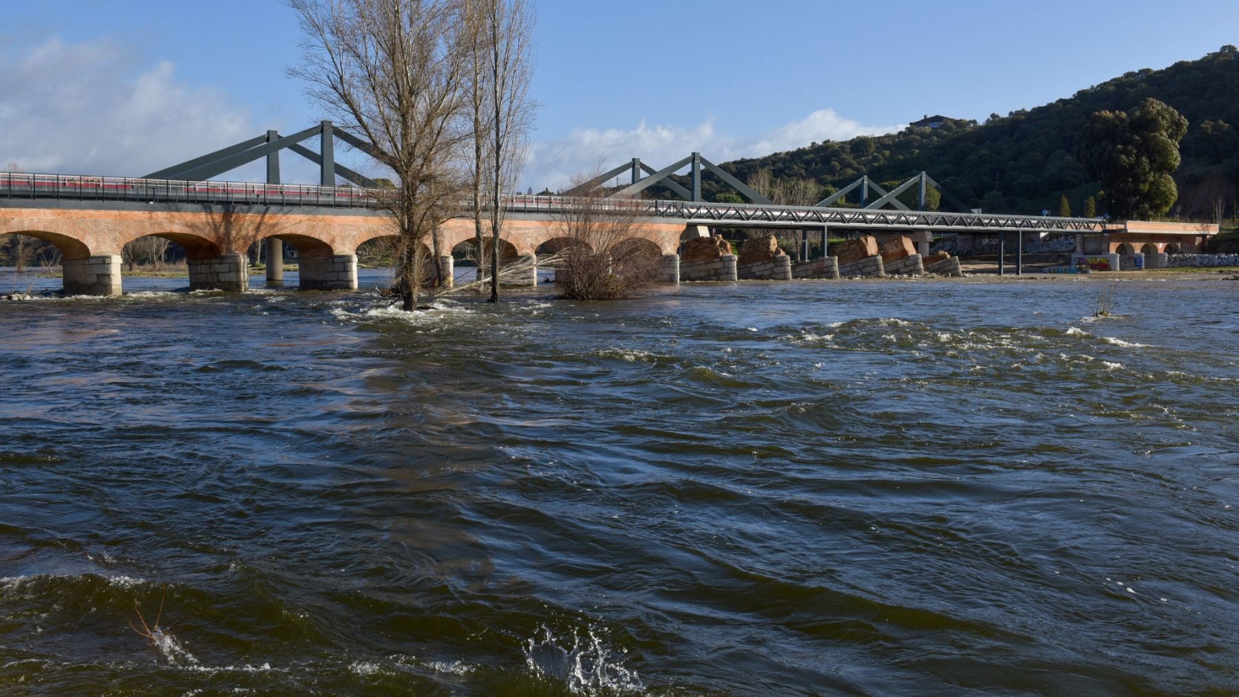 Río Alberche a su paso por Aldea del Fresno el pasado mes de febrero durante laactivaciónó de avisos de nivel rojo por riesgo de desbordamiento.