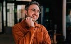 La reflexión de Mustafa Suleyman, jefe de la IA de Microsoft: «Si caminas una hora recorres una distancia, si caminas dos, doblas la distancia. Esta intución es útil pero fracasa con la IA»
