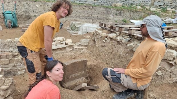 Parte del equipo que participó en la quinta campaña de excavación de la necrópolis de Salona, junto a una de las estructuras de piedra del sector Hortus Metrodori. Foto: Museo Arqueológico de Split (ARMUS).