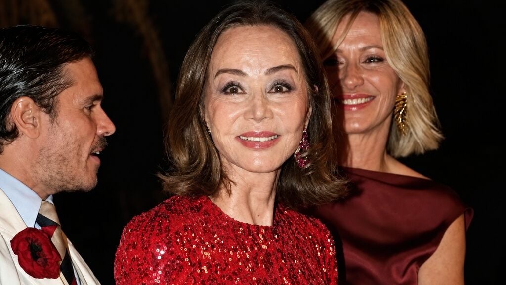 Isabel Preysler en el desfile de Redondo Brand. (Foto: EP)