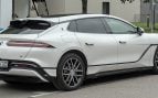 Berlina eléctrica Denza Z9 de BYD expuesta en un salón del automóvil