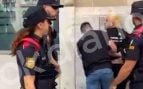 Un proetarra se abalanza en Tarragona sobre Abascal para agredirle, le escupe y es reducido por los escoltas