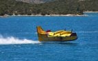 Hidroavión Canadair CL-415 cargando agua del mar durante un incendio forestal