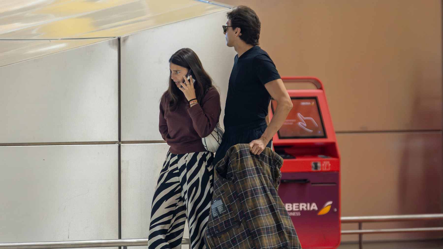 Tana Rivera y Roca Rey en el aeropuerto. (Foto: Europa Press)