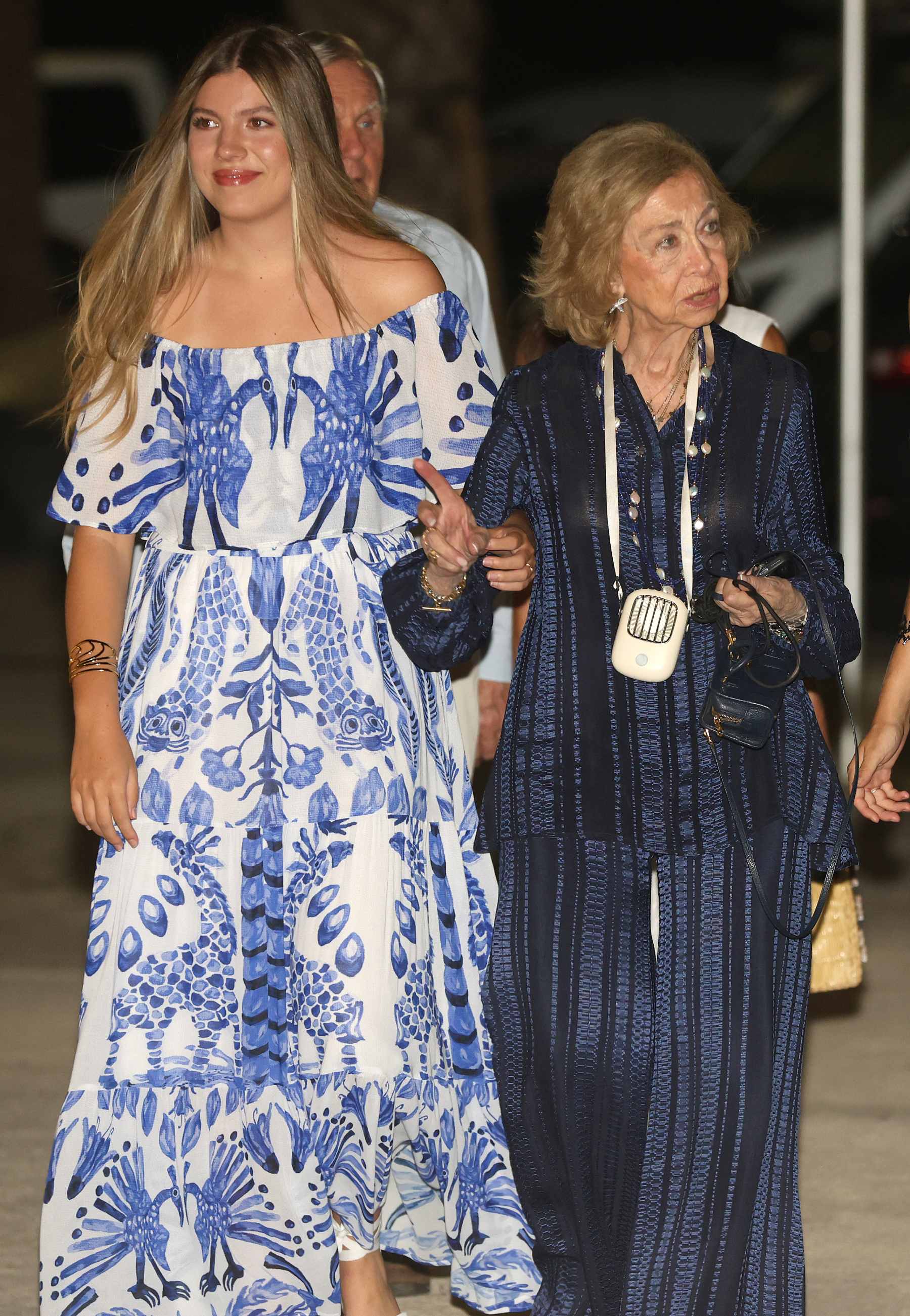 La infanta Sofía junto a la Reina Sofía de vacaciones. (Foto: Europa Press)