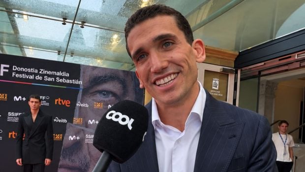 Jaime Lorente en la alfombra del SSIFF. (Foto: COOL)