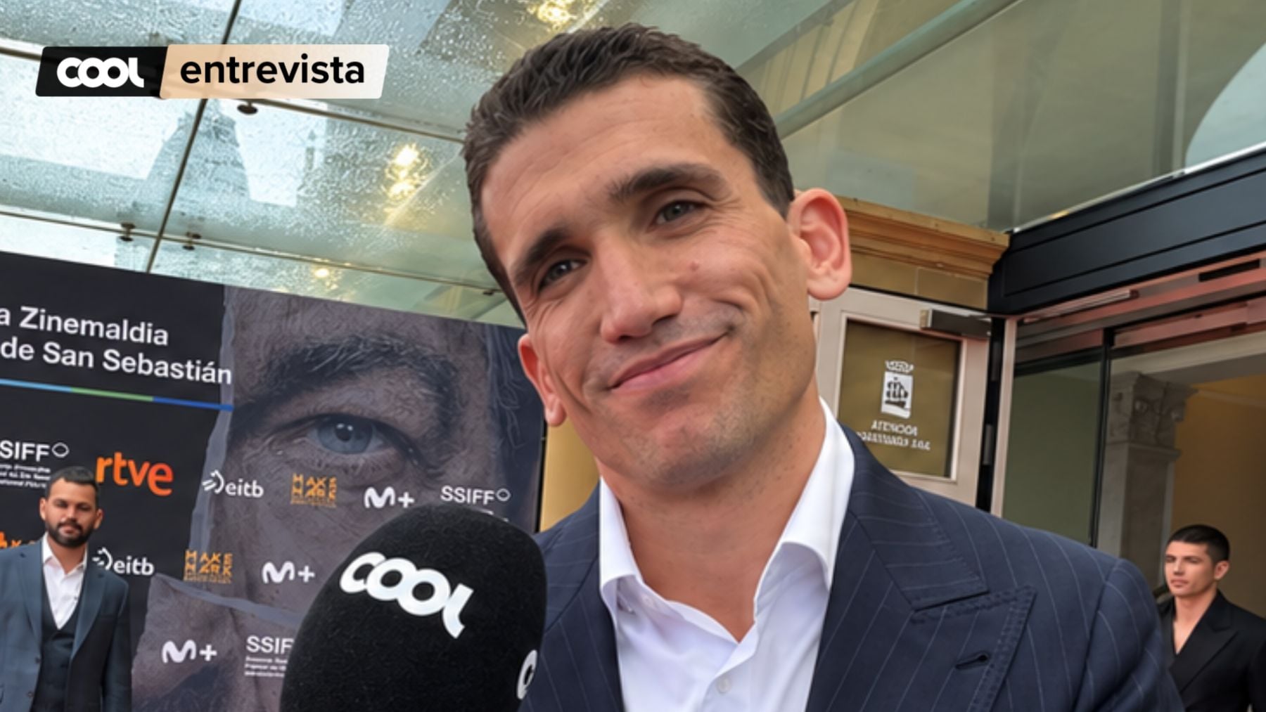 Jaime Lorente en la alfombra del SSIFF. (Foto: COOL)
